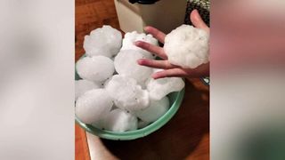 Bucăți uriașe de gheață s-au desprins din ceruri! Grindina face ravagii în Europa. „Bulgării” de gheață au până la 19 cm în diametru