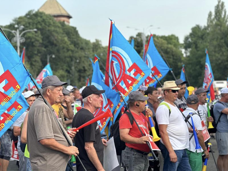 Organizatorii au decis şi restrângerea numărului de participanţi la aproximativ 3.000.