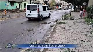 VIDEO - Furtuni violente &icirc;n vestul țării: acoperișurile au fost smulse de v&acirc;ntul puternic