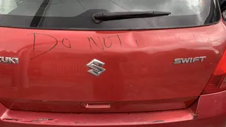 Mașina șoferiței, scrisă pe toate părțile