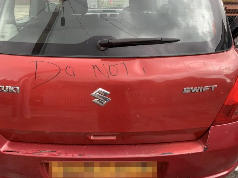 Mașina șoferiței, scrisă pe toate părțile