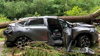 Manevrele de resuscitare pentru femeie, aflată &icirc;n stare de inconştienţă după ce copacul a căzut peste maşină, au fost efectuate, p&acirc;nă la sosirea echipajelor medicale.