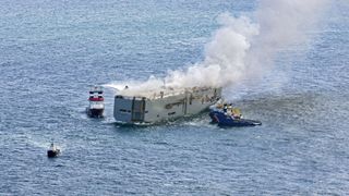 Navă cu 3.000 de mașini, cuprinsă de flăcări pe coastele olandeze . "Echipajul a încercat să stingă singur incendiul, dar nu a reușit''