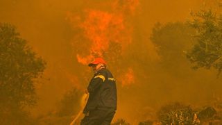 40 de pompieri rom&acirc;ni vor fi mutați &icirc;n insula Rodos, av&acirc;nd &icirc;n vedere dinamica incendiilor de vegetație.