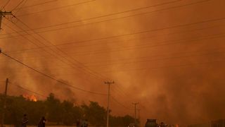 40 de pompieri rom&acirc;ni vor fi mutați &icirc;n insula Rodos, av&acirc;nd &icirc;n vedere dinamica incendiilor de vegetație.