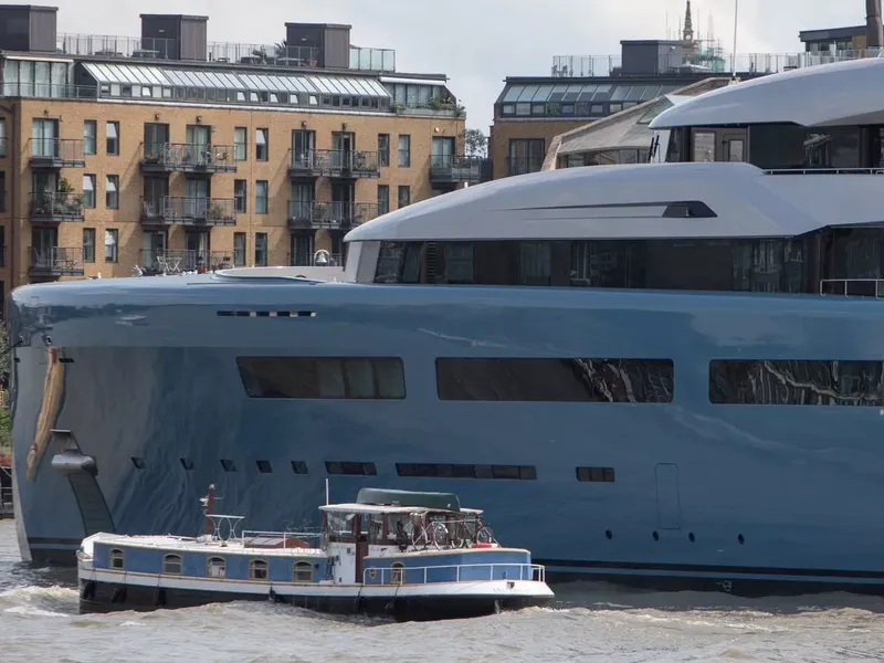 Super-yachtul lui Joe Lewis