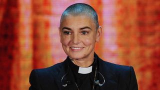 Sinead O’Connor a murit la doar 56 de ani. Ce s-a întâmplat? „Cu mare tristețe anunțăm decesul iubitei noastre Sinéad. Familia și prietenii ei sunt devastați și au cerut intimitate în acest moment foarte dificil”