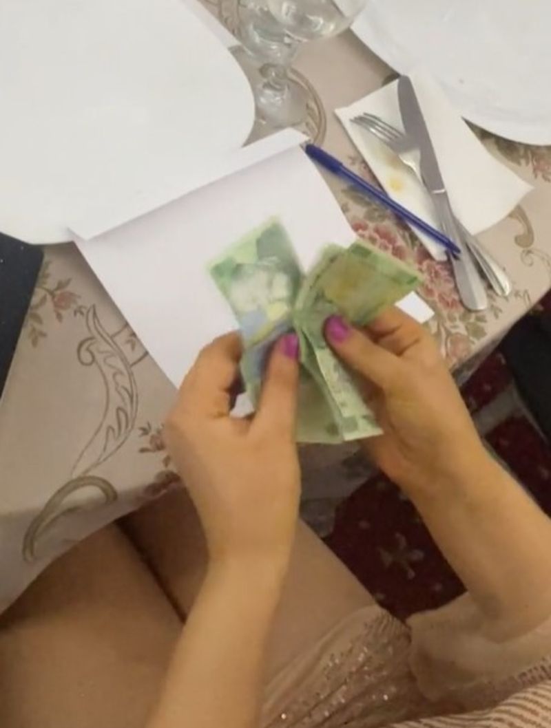 O tânără a făcut senzație pe internet cu o parodie făcută la o nuntă. Câți bani le-a lăsat în plic mirilor, după ce a calculat toate cheltuielile. VIDEO viral