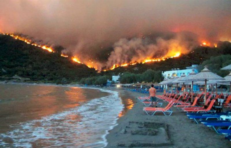 Incendii Grecia 2023. Noi ordine de evacuare. Pompierii continuă lupta cu flăcările / Care sunt zonele vizate?