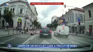 La un pas de tragedie: Un biciclist a intrat cu viteză într-un grup de pietoni și a lovit o femeie cu doi copii