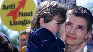 O'Connor &icirc;și &icirc;mbrățișează fiica Roisin &icirc;n timpul unei demonstrații antirasiste &icirc;n centrul orașului Dublin.