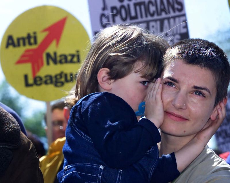 O'Connor își îmbrățișează fiica Roisin în timpul unei demonstrații antirasiste în centrul orașului Dublin.