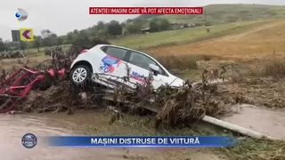 Mașini distruse de viitură
