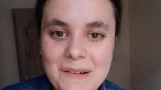 VIDEO: Prețuri uriașe &icirc;n Rom&acirc;nia. O t&acirc;nără a ajuns să-și cumpere o singură căpșună pentru a-și potoli pofta. &bdquo;&Icirc;mi lăsa gura apă&rdquo;