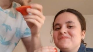 VIDEO: Prețuri uriașe &icirc;n Rom&acirc;nia. O t&acirc;nără a ajuns să-și cumpere o singură căpșună pentru a-și potoli pofta. &bdquo;&Icirc;mi lăsa gura apă&rdquo;