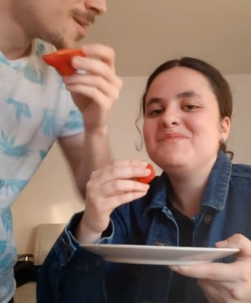 VIDEO: Prețuri uriașe în România. O tânără a ajuns să-și cumpere o singură căpșună pentru a-și potoli pofta. „Îmi lăsa gura apă”