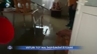 VIDEO - Fenomene periculoase: Autoturisme luate pe sus de o viitură &icirc;n județul Tulcea