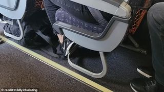 Zeci de pasageri au fost deranjați de mirosul înțepător. Totul a avut loc în avion. O femeie și-a făcut unghiile în timpul zborului