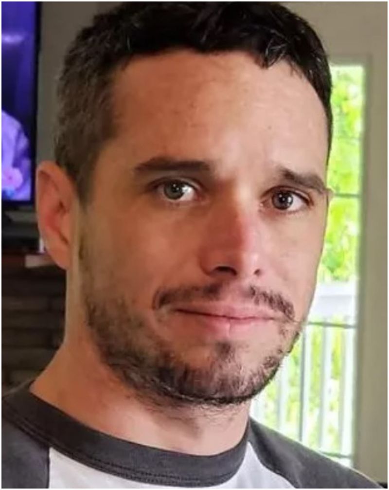 Un polițist din SUA a lăsat un tânăr să se înece. Bărbatul l-a privit timp de 13 minute cum se chinuie și nu a încercat să-l salveze: „Stai acolo, omule”