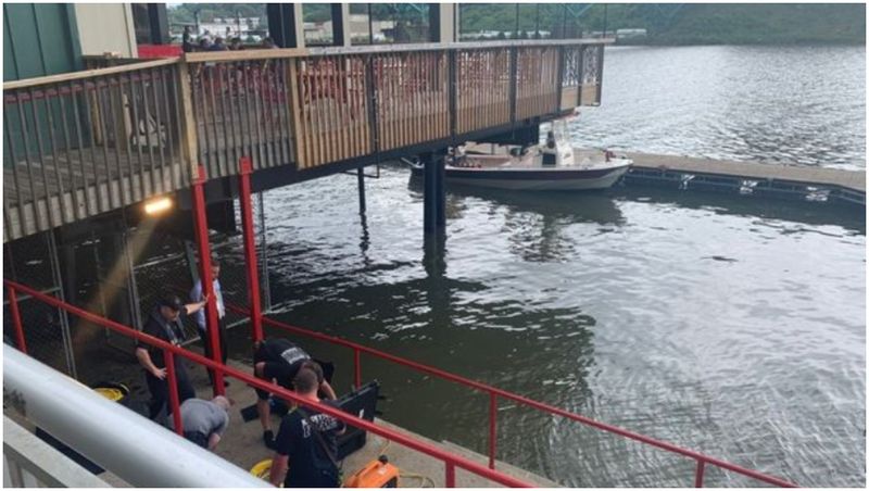 Un polițist din SUA a lăsat un tânăr să se înece. Bărbatul l-a privit timp de 13 minute cum se chinuie și nu a încercat să-l salveze: „Stai acolo, omule”