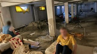 Trei oameni din azilul groazei din Mureș au murit &icirc;n ultimele luni. Victimele ținute &icirc;n subsol cereau ajutor pe bilețele aruncate &icirc;n stradă