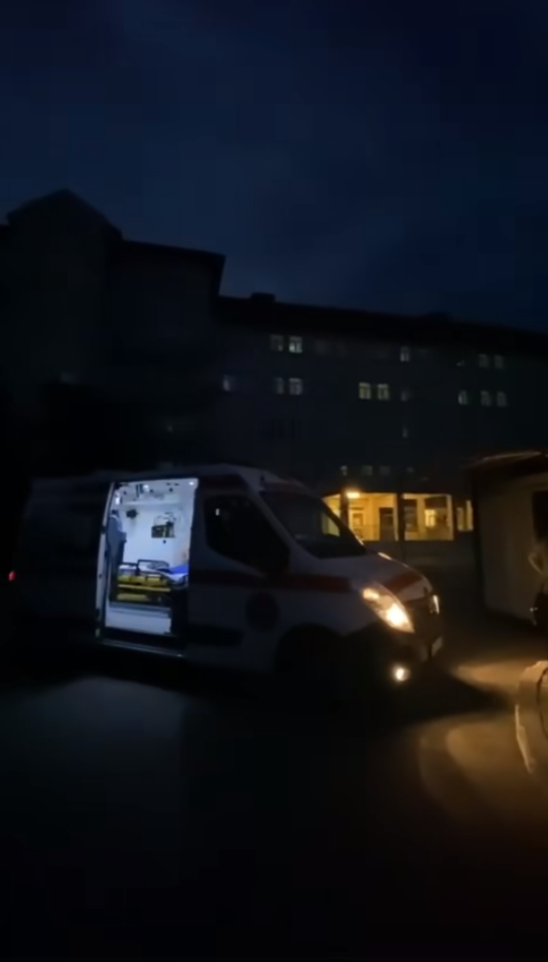 Femeia a născut pe trotuarul din fața spitalului după ce i-a fost refuzată internarea