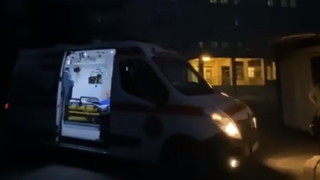 Femeia a născut pe trotuarul din fața spitalului după ce i-a fost refuzată internarea