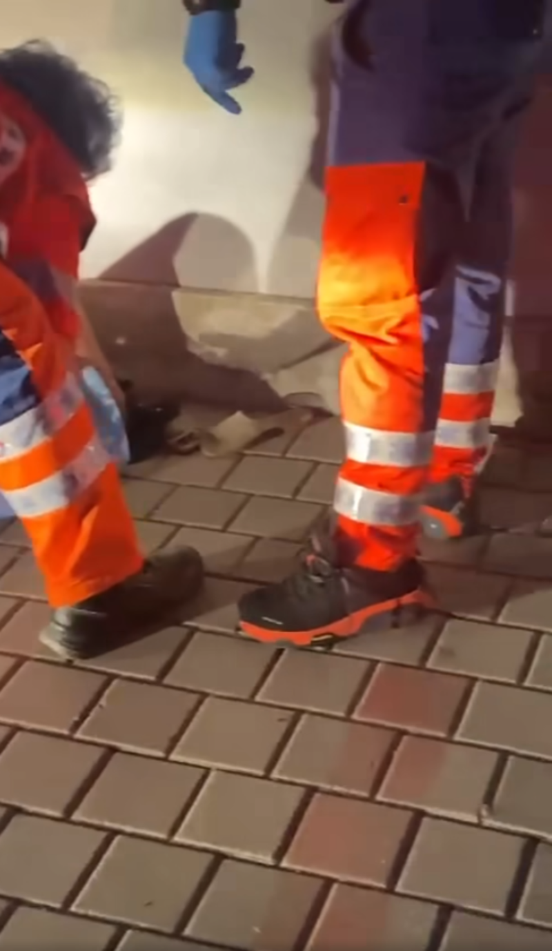 A fost ajutată de doi asistenți medicali pentru a naște în fața spitalului din Urziceni