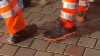 A fost ajutată de doi asistenți medicali pentru a naște în fața spitalului din Urziceni