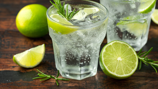 Cocktailuri simple cu gin: 3 rețete pe care să le încerci acasă