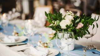 Nuntă cu final de coșmar! Ceea ce trebuia să fie cea mai frumoasă zi din viața unei tinere, s-a transformat &icirc;n cea mai neagră zi. Bunica miresei s-a stins din viață și mai mulți nuntași au ajuns la spital