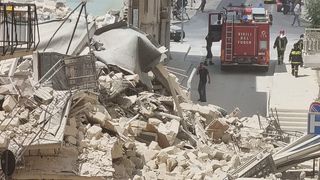 Tragedie pe șantier! Un bloc s-a prăbușit &icirc;n timpul lucrărilor de renovare. Muncitorii se aflau &icirc;n pauza de pr&acirc;nz