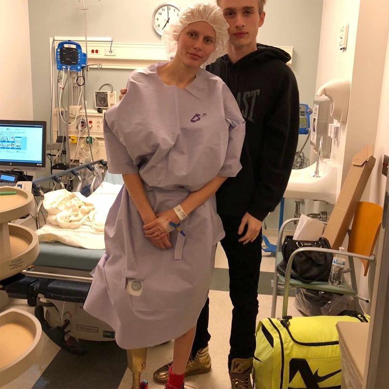 Tânăra Lauren Wasser și-a pierdut ambele picioare la doar 24 de ani. Cum arată modelul acum: „Picioarele mele erau în flăcări, era ca și cum cineva îmi dădea foc la picior”