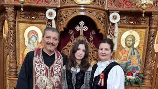 Preotul Doru Fuciu, alături de soție și fiica sa&nbsp;
