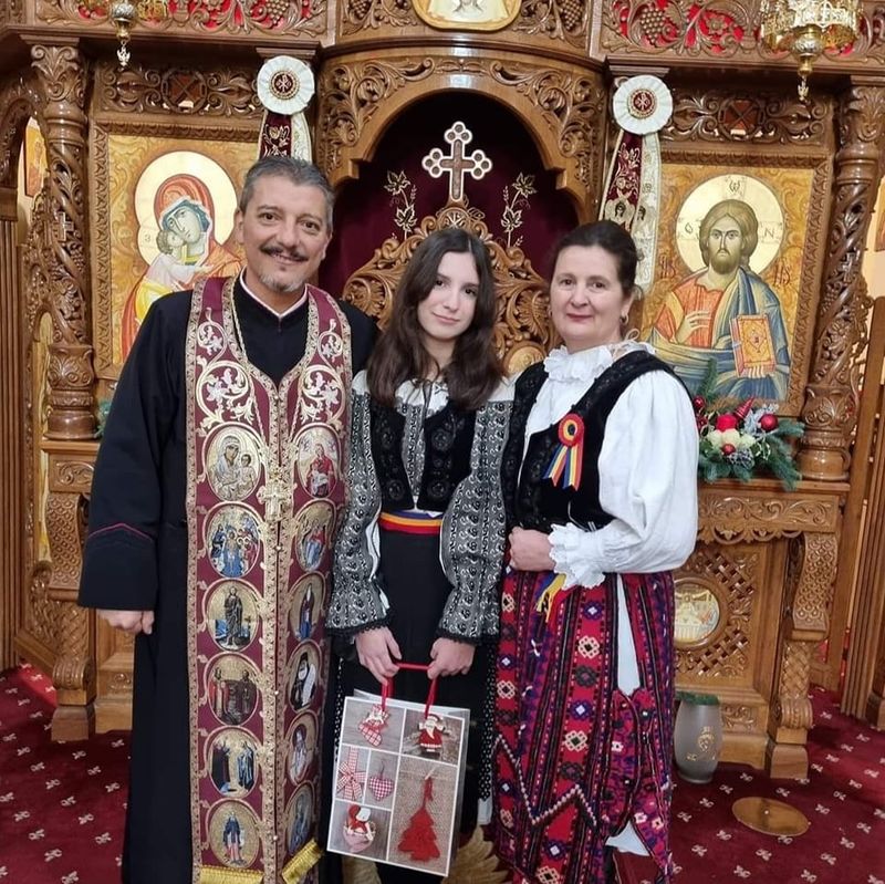 Preotul Doru Fuciu, alături de soție și fiica sa 