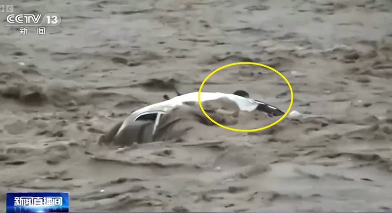 Șofer salvat în ultima clipă din viitură