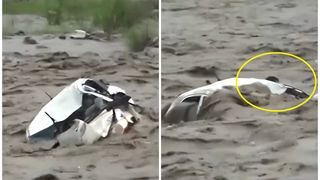 Momentul șocant în care un șofer e luat de puhoaie cu mașina, care se dă peste cap și e acoperită de ape - VIDEO