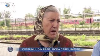 VIDEO - Plasa din rafie, inspirație pentru costumele extravagante. Un t&acirc;năr influencer și-a confecționat hainele dintr-o traistă pe care oamenii o folosesc la cumpărături 