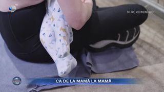 VIDEO - O mamă urangutan a &icirc;nvățat cum să-și alăpteze puiul de la o &icirc;ngrijitore, și ea proaspătă mămică