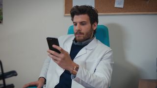 În această seară, de la ora 20:00, în “Melek”, la Kanal D,  Omer nu renunță la Defne