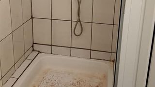 Cu ce se confruntă zilnic un student cazat la căminele din Capitală: limacşi, g&acirc;ndaci și hoți. Cum se apără Universitatea din București