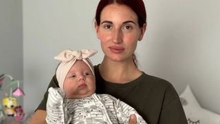 Evgeniya Emerald, în fotografie cu bebelușul ei de trei luni.