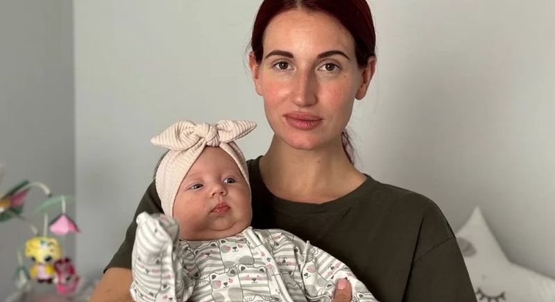 Evgeniya Emerald, în fotografie cu bebelușul ei de trei luni.