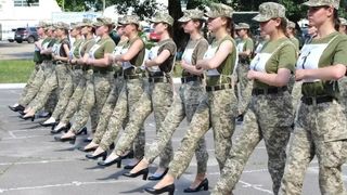 În 2021, armata ucraineană a publicat imagini cu soldați de sex feminin care se antrenau pentru o paradă pe tocuri.