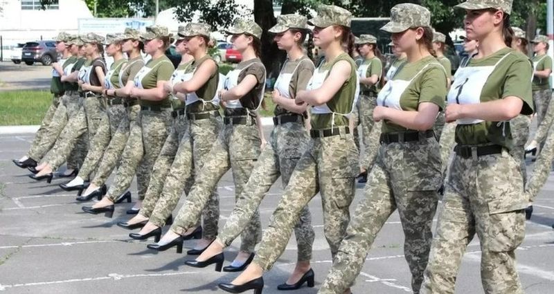 În 2021, armata ucraineană a publicat imagini cu soldați de sex feminin care se antrenau pentru o paradă pe tocuri.
