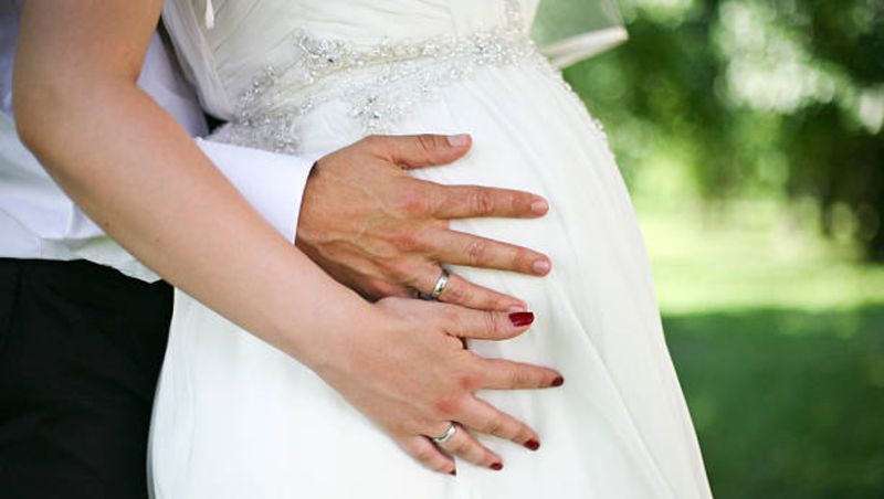 Motiv dublu de bucurie pentru o femeie din Botoșani. A născut în ziua nunții. I s-a rupt apa din cauza emoţiilor