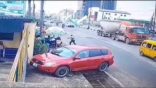 VIDEO. Momentul șocant în care un avion se prăbușește pe o stradă plină de mașini, lângă o benzinărie