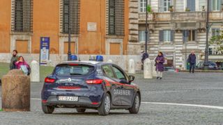 Scandal în plină stradă între o româncă și o italiancă. Femeile s-au luat la bătaie. Cele două inculpate sunt vecine