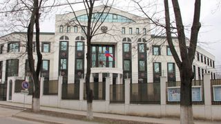 Incident dramatic la ambasada Rusiei de la Chișinău. Un bărbat a intrat cu mașina &icirc;n poarta instituției. A mai lovit două maşini