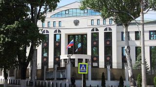 Incident dramatic la ambasada Rusiei de la Chișinău. Un bărbat a intrat cu mașina în poarta instituției. A mai lovit două maşini